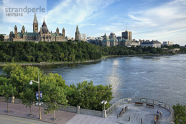 Blick auf die Parlamentsgebäude und den Ottawa River vom Nepean Point  Ottawa  Ontario  Kanada