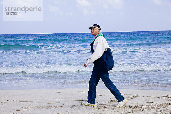 Mann geht am Strand spazieren