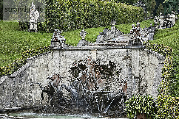 Kaskade von dreißig Marmorstufen und Neptunbrunnen  Schloss Linderhof  Oberbayern  Bayern  Deutschland