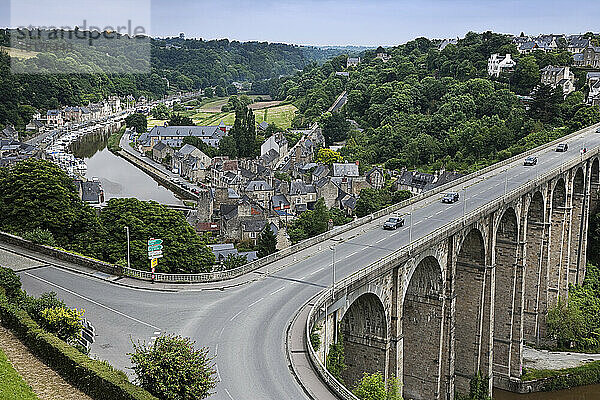 Alter Hafen am Fluss Rance  Dinan  Bretagne  Frankreich