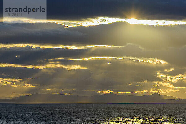 Firth of Forth mit Wolken und Sonnenstrahlen bei Sonnenuntergang in North Berwick in Schottland  Vereinigtes Königreich
