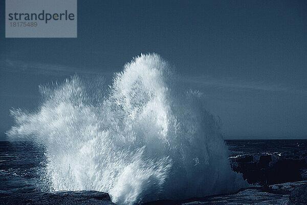 Wellen brechen auf Felsen  Schoodic Pt.  Acadia Nat'l Park  Maine  USA