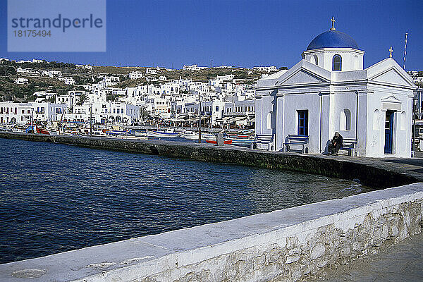 Blaue Kuppelkirche und Hafen  Mykonos  Griechenland