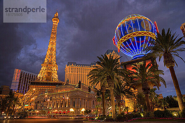 Paris Las Vegas Hotel und Casino bei Nacht  Paradise  Las Vegas  Nevada  USA