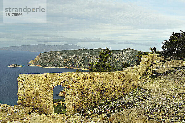 Blick vom Schloss Monolithos auf die Küste und das Ägäische Meer  Rhodos  Dodekanes  Ägäis  Griechenland  Europa