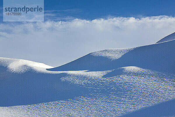 Schneewehe und Himmel  Ottawa  Ontario  Kanada