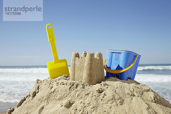 Sandburg  Spielzeugeimer und Schaufel am Strand  Biarritz  Pyrénées-Atlantiques  Frankreich