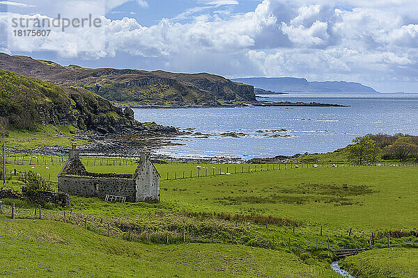 Überreste eines Steinhauses auf einer Wiese entlang der Küste auf der Isle of Skye in Schottland  Vereinigtes Königreich