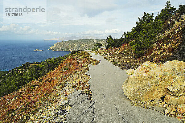 Defekte Straße  in der Nähe von Monolithos  Rhodos  Dodekanes  Ägäis  Griechenland  Europa
