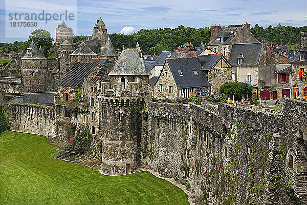 Burg und Stadtmauer  Fougeres  Bretagne  Frankreich