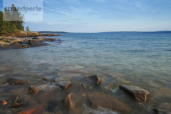 Küstenlinie  Lake Superior  Rainbow Falls Provincial Park  Ontario  Kanada