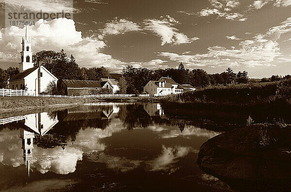 Gebäude spiegeln sich im Wasser  Tamworth  New Hampshire  USA