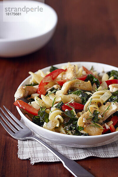 Hähnchen mit Fusilli  Blattgemüse und roter Paprika