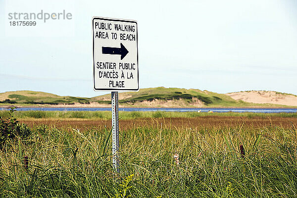 Schild mit Hinweis auf den öffentlichen Wanderbereich zum Strand in Rushes and Dunes  Prince Edward Island  Kanada