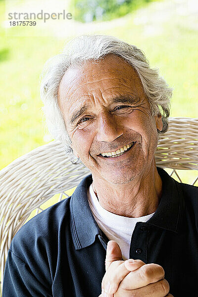 Porträt eines älteren Mannes im Freien  Spanien