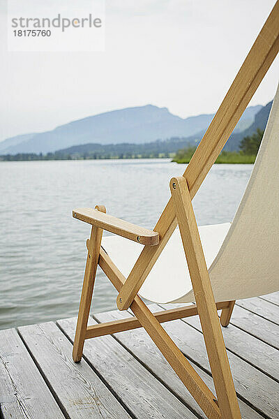 Liegestuhl am Dock  Tirol  Österreich