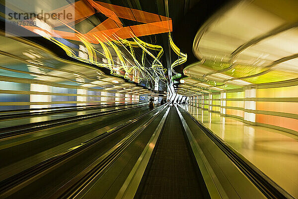 Fahrsteig im Tunnel  United Airlines Terminal  O'Hare International Airport  Chicago  Illinois  USA