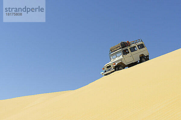 Auto mit Allradantrieb in der Wüste  Matruh  Großes Sandmeer  Libysche Wüste  Sahara  Ägypten  Nordafrika  Afrika