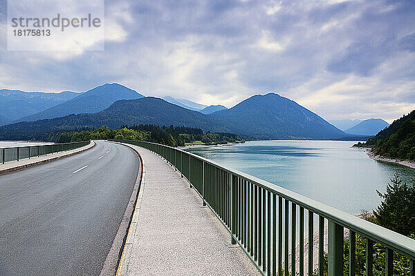 Brücke über den Sylvensteinsee  Bayern  Deutschland