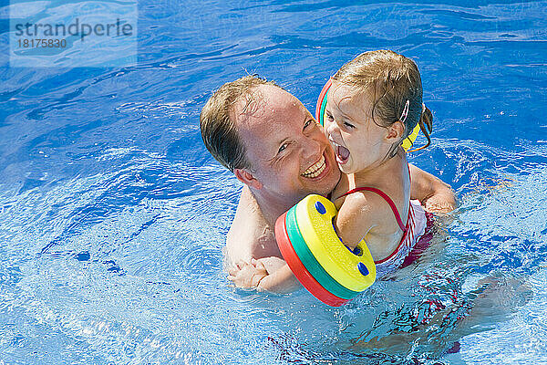 Vater und Tochter im Schwimmbad