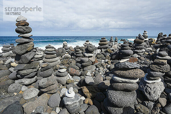 Steintürme am Strand von Puerto de la Cruz  Teneriffa  Kanarische Inseln  Spanien