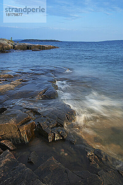 Küstenlinie  Lake Superior  Rainbow Falls Provincial Park  Ontario  Kanada