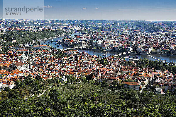 Malerischer Überblick über die Stadt Prag mit der Moldau  Tschechische Republik