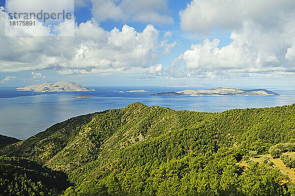 Blick auf die Insel Alimia und das Ägäische Meer von Rhodos  Dodekanes  Ägäis  Griechenland  Europa