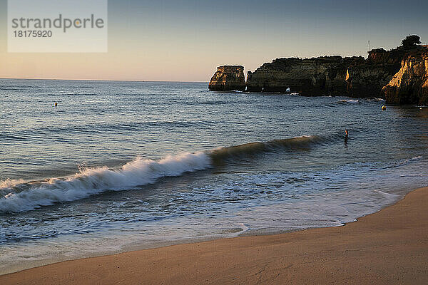 Wellen schlagen auf den Strand von Lagos  Algarve  Portugal