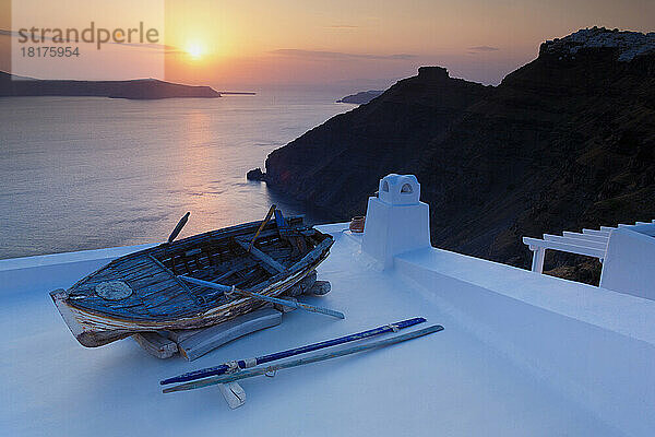 Altes Boot auf einem Dach bei Sonnenuntergang  Firostefani  Santorini  Kykladen  griechische Inseln  Griechenland  Europa