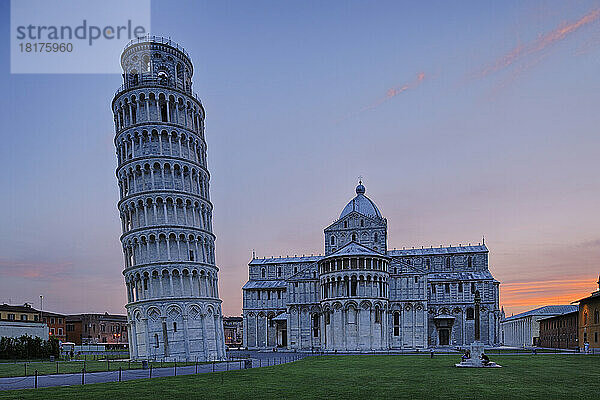 Schiefer Turm von Pisa und Duomo de Pisa bei Sonnenuntergang  Piazza dei Miracoli  Pisa  Toskana  Italien