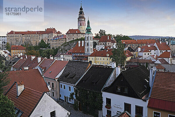 Überblick über die Stadt und die Dächer mit dem Turm der St.-Jost-Kirche und dem Turm des Schlosses Cesky Krumlov im Hintergrund  Cesky Krumlov  Tschechische Republik.