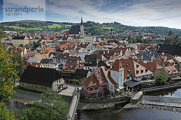 Malerischer Überblick über Cesky Krumlov mit der St.-Veits-Kirche im Hintergrund  Tschechische Republik.