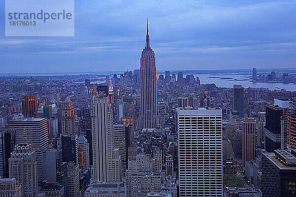 Skyline von Manhattan  New York City  New York  USA