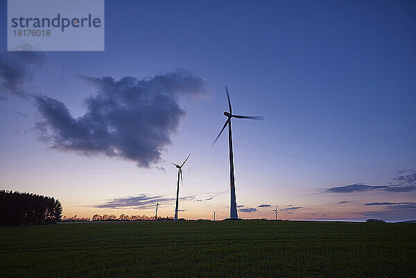Landschaft mit Windkraftanlagen bei Sonnenuntergang im Frühling  Oberpfalz  Bayern  Deutschland