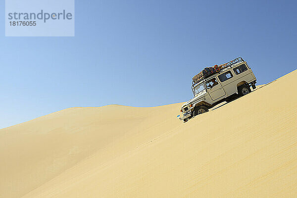 Auto mit Allradantrieb in der Wüste  Matruh  Großes Sandmeer  Libysche Wüste  Sahara  Ägypten  Nordafrika  Afrika