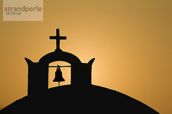 Silhouette der Kirche bei Sonnenuntergang  Santorini  Kykladen  Griechenland
