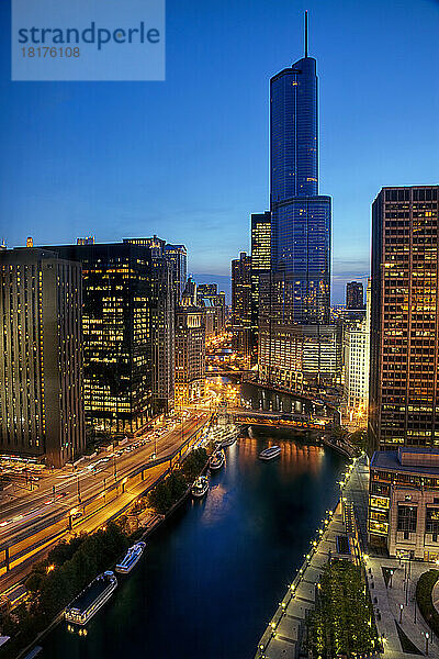 Luftaufnahme des Chicago River und des Wacker Drive in der Abenddämmerung  Chicago  Illinois  USA