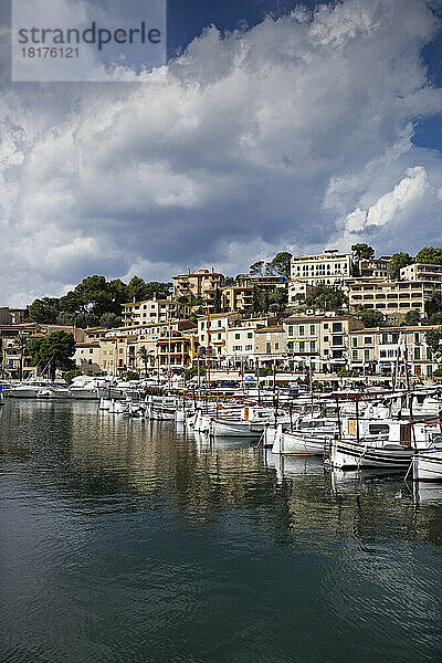 Hafen von Port de Soller  Mallorca  Spanien