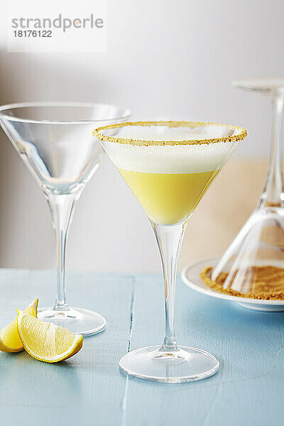 Zitronen-Martinis auf blauem Hintergrund