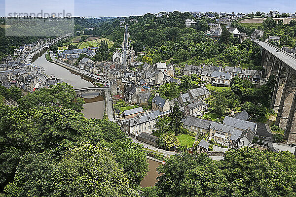 Viadukt und alter Hafen am Fluss Rance  Dinan  Bretagne  Frankreich