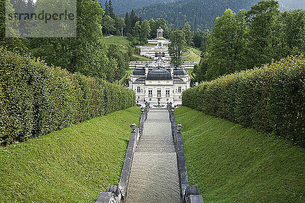 Kaskade der dreißig Marmorstufen  Schloss Linderhof  Oberbayern  Bayern  Deutschland