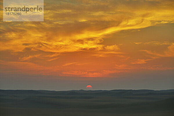 Wüstenlandschaft bei Sonnenaufgang  Gouvernement Matruh  Libysche Wüste  Sahara  Ägypten  Afrika