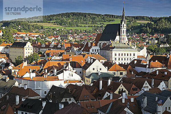 Überblick über die Stadt und die Dächer mit der St.-Veits-Kirche  Cesky Krumlov  Tschechische Republik.