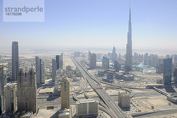 Luftaufnahme der Verkehrskreuzung der Sheikh Zayed Road mit dem Wolkenkratzer Burj Khalifa  Dubai  Vereinigte Arabische Emirate  Naher Osten  Golfstaaten.