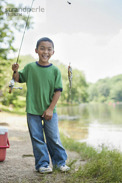 Junge aufgeregt  einen kleinen Fisch gefangen zu haben  Lake Fairfax  Reston  Virginia  USA