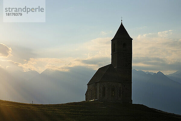 Von hinten beleuchtete Kirche St. Kathrein in der Nähe von Hafling  Südtirol  Trentino-Südtirol  Italien
