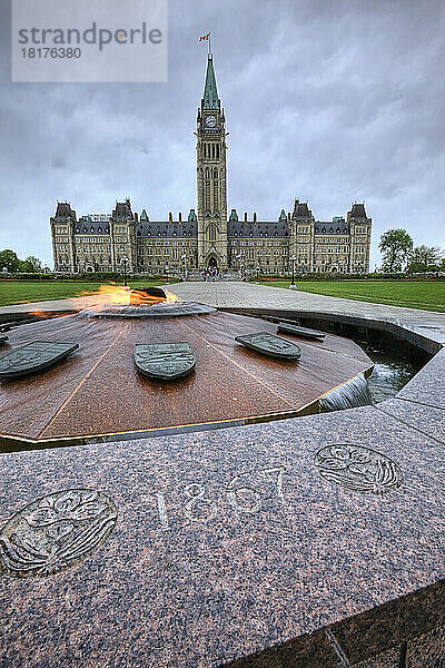 Centennial Flame und Parlamentsgebäude  Parliament Hill  Ottawa  Ontario  Kanada