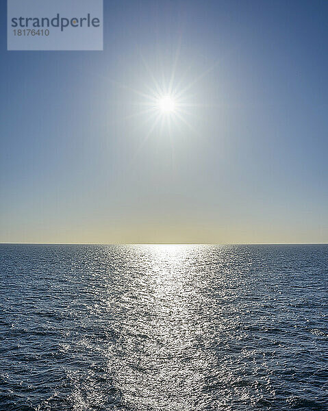Sonnenausbruch über der Nordsee an einem sonnigen Tag  Niederlande