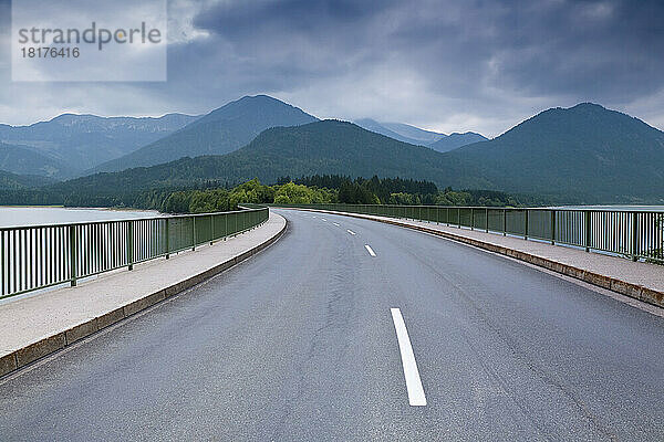 Brücke über den Sylvensteinsee  Bayern  Deutschland